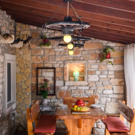 Rustic Istrian House Varesco בית נופש *
