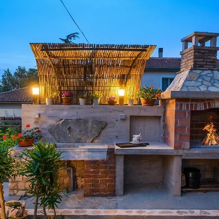 בית נופש Rustic Istrian House Varesco