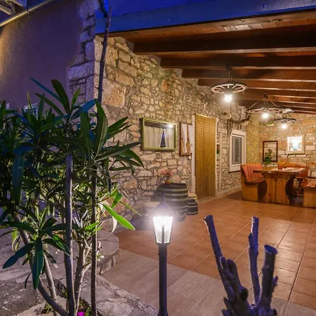 בית נופש Rustic Istrian House Varesco