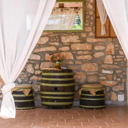 Feriehus Rustic Istrian House Varesco Krnica